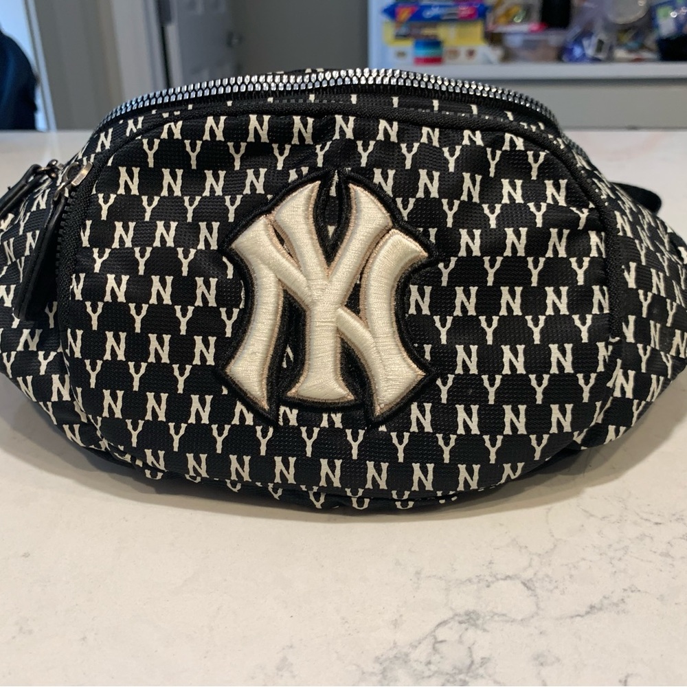 Fanny pack checker patterned Yankees